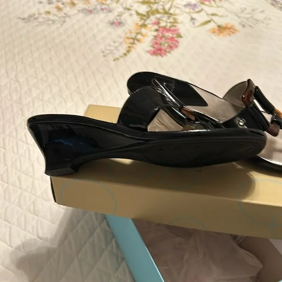 Life Stride black patent sandals with tortoise shell buckle - Picture 2 of 4